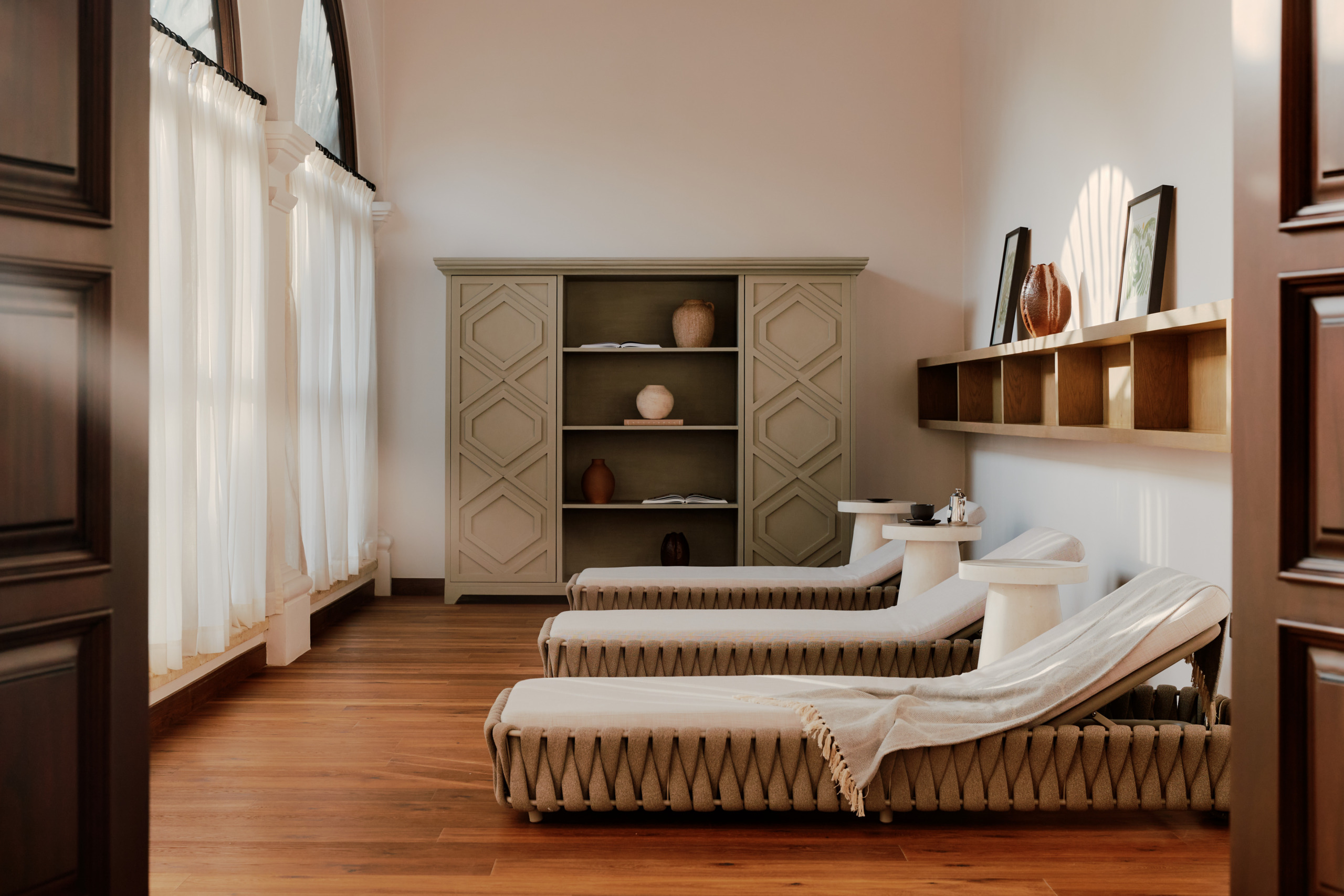 Relaxation room at Umari Spa, Four Seasons Cartagena, with daybed seating and dark-toned cabinetry